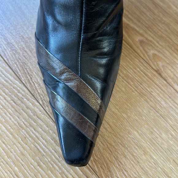 Spanish leather bootie, black with gold leather trim. Side zip, size 9.5 - Picture 3 of 6